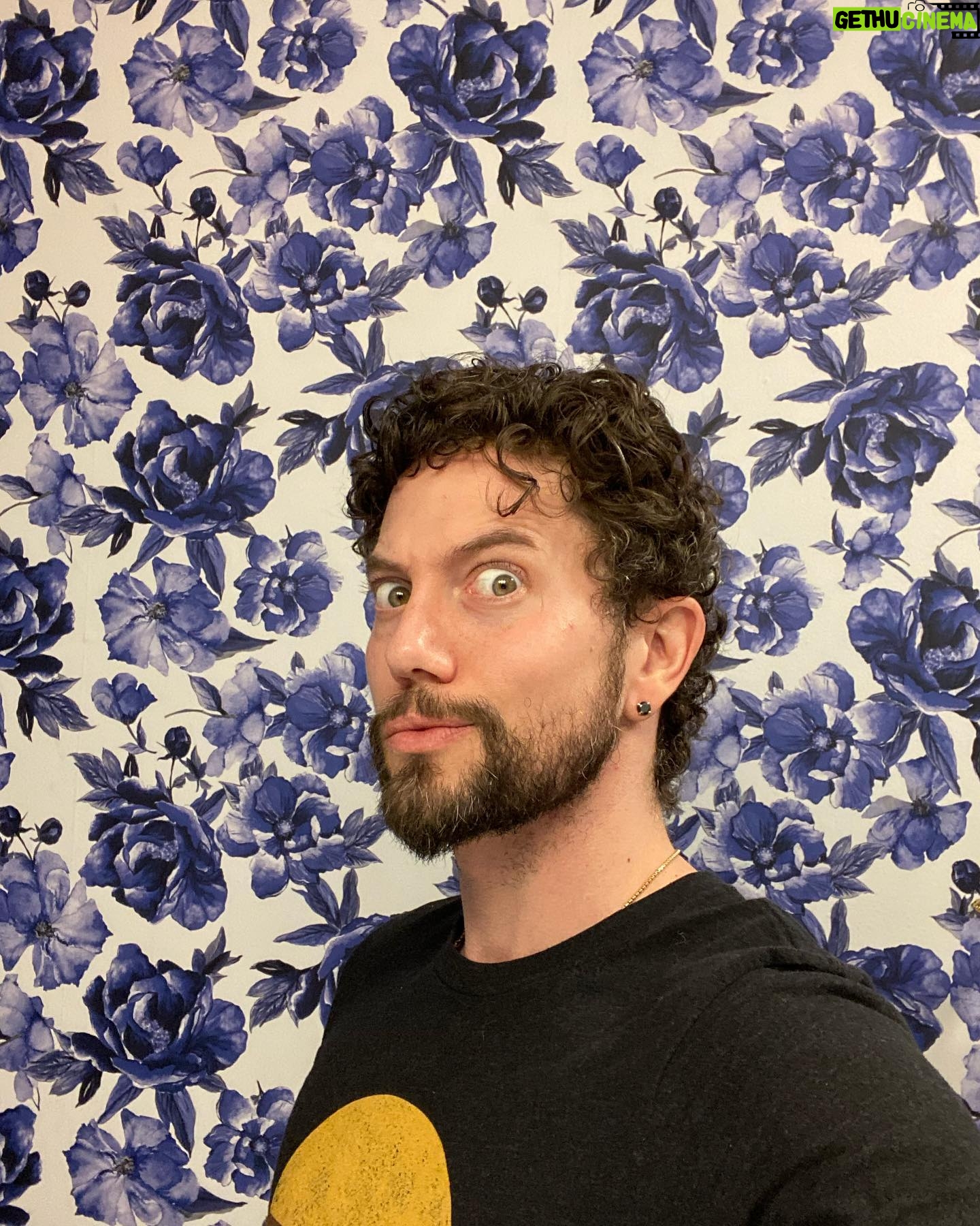 Jackson Rathbone - 27.1K Likes - Bathroom remodel 95% finished!
Gotta polish up a few things this weekend before the big reveal, but loving this wallpaper that @sixandboe found AND installed herself! (Plus, I did the plumbing all by myself with NO LEAKS.)