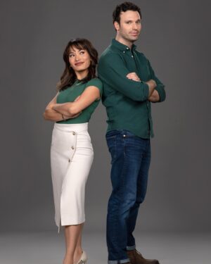 Jacky Lai Instagram - Julia & Parker face off TONIGHT on @lifetimetv at 8/7c 

Who will you vote for? 

#CandyCaneCandidate