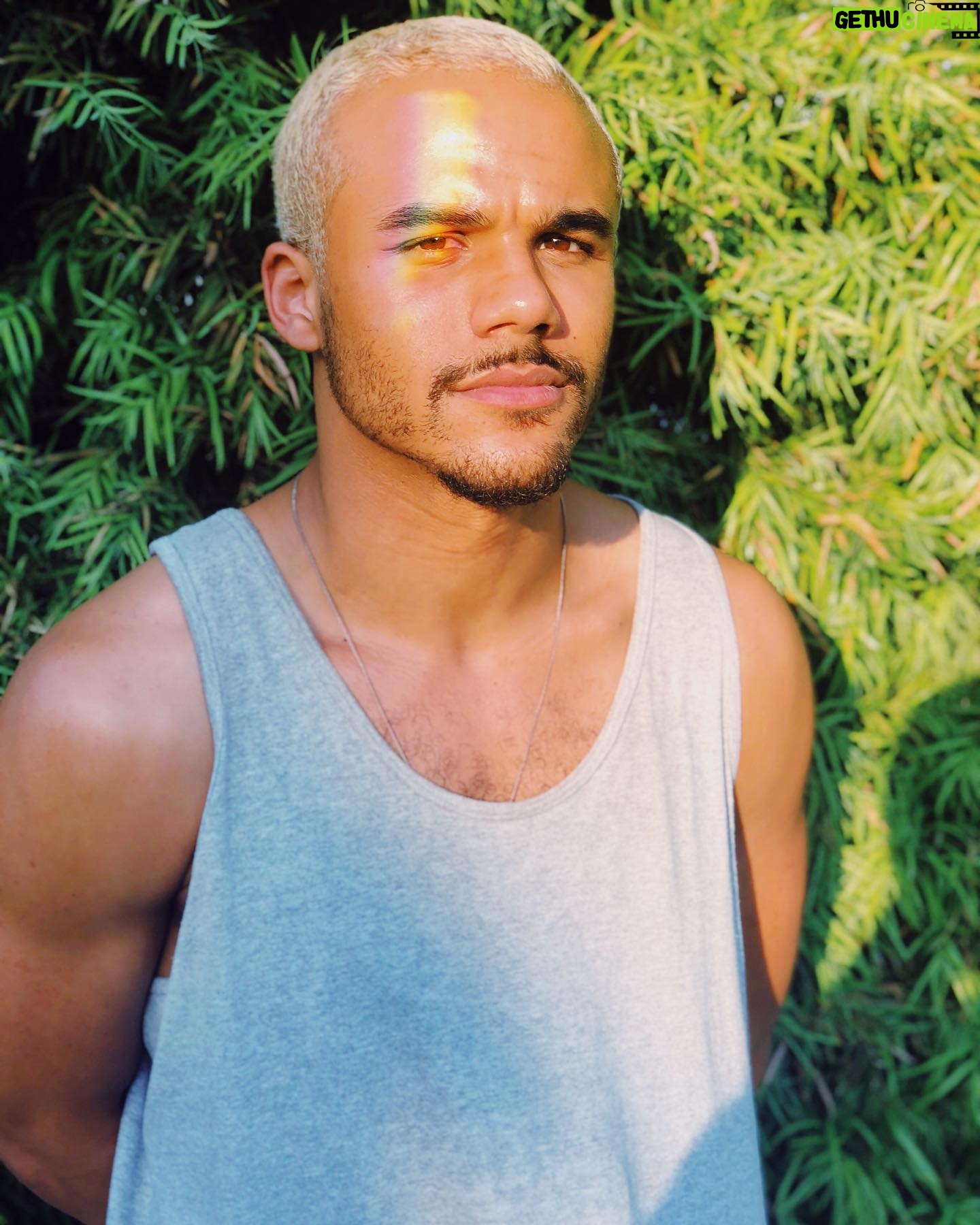 Jacob Artist - 39.9K Likes - catching some rays