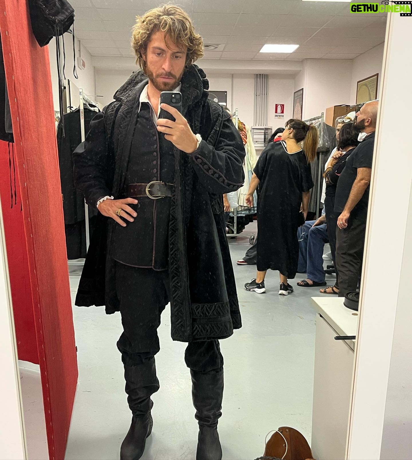 Jacopo Rampini - 3.6K Likes - “Take thou some new infection to thy eye,
And the rank poison of the old will die.”
Romeo and Juliet, I.2
#day1 #shakespearedinapoli #film