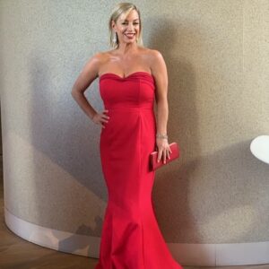 Jacqueline Brennan Instagram - Logies 2019. Thank you to the village it took to get me red carpet ready! @foxtelpublicity 
Makeup and hair: @caseyhillcreative 
Dress: 
@ellezeitounedesigns 
Beauty Prep: 
@vanessaleighskinandcosmetic  @southerncosmetics 
Thank you to everyone who voted and love Wentworth. We are so proud to have come home with a Silver Logie.  #tvweeklogies #wentworth #foxtel #tealtuesday #tvweeklogies2019
