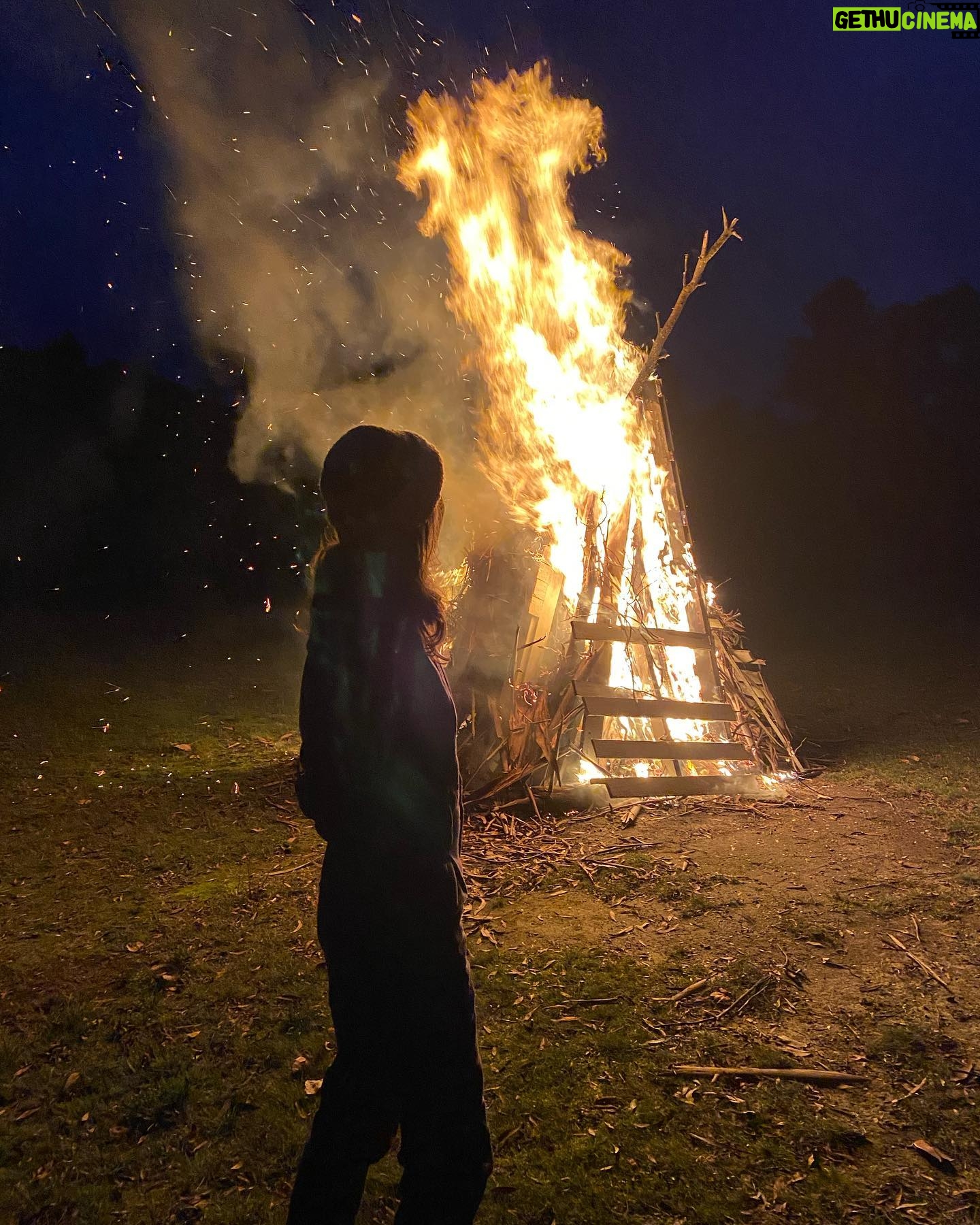 Jacqueline Brennan - 829 Likes - “Come to dinner” she said! “Maybe we’ll sit by the fire” she said! #workforyourdinner #thatsabloodybigfire #elranchokate