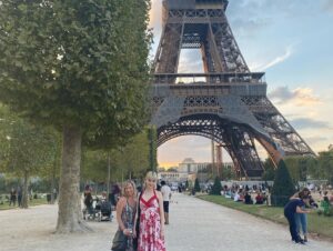 Jacqueline Brennan Instagram - Thanks London, Birmingham, Stratford and Paris. 💕💕💕 Home time. @baileyybliss @screenstarevent #overorderersanonymous #eiffeltower #cabaret #canalstmartin