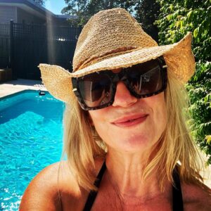 Jacqueline Brennan Instagram - Could be worse! #hangingontosummer #happyeaster #clubbliss