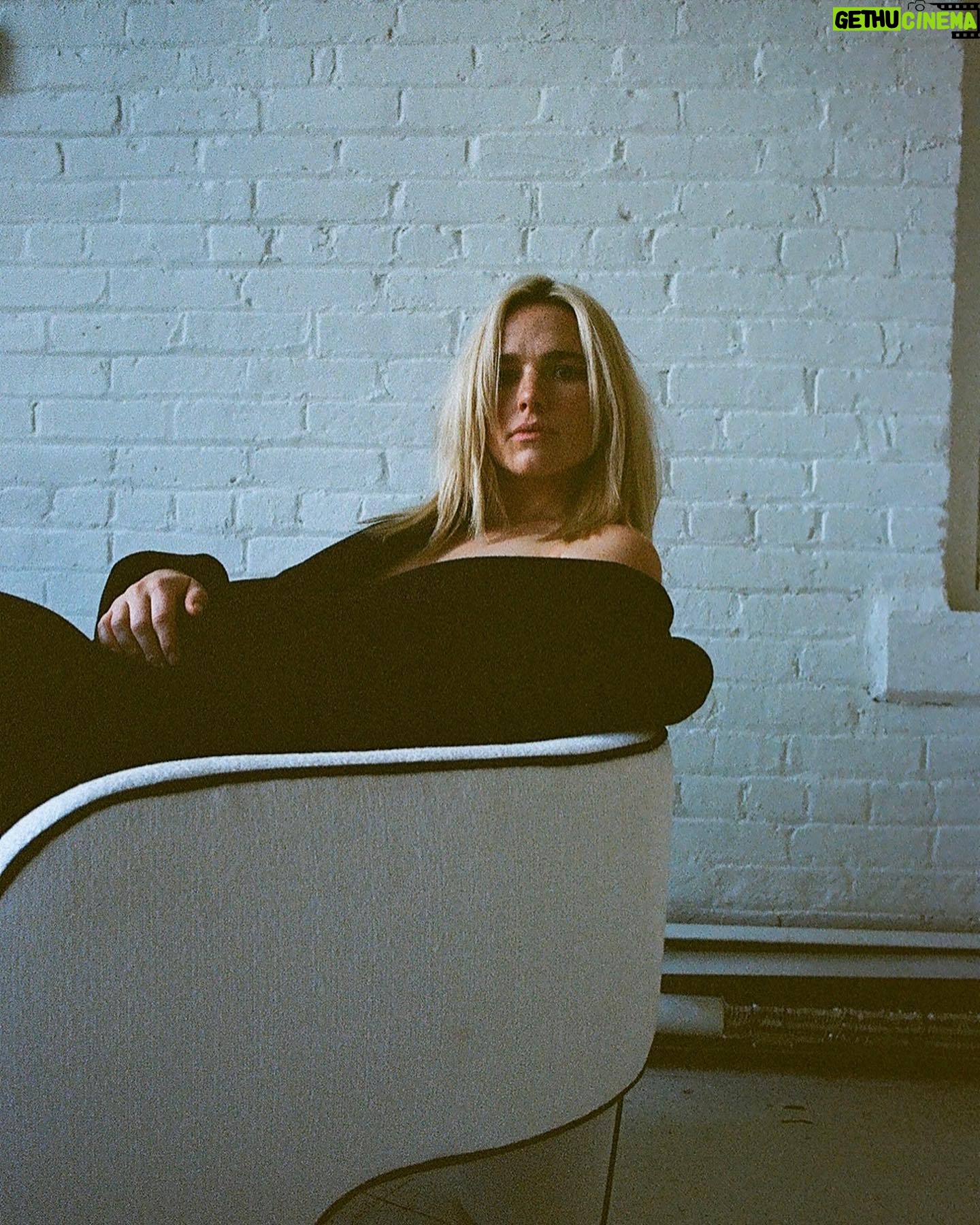 Jacqueline Byers - 2.8K Likes - Old Roll. 📸: @corbinchase