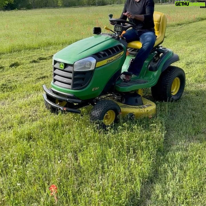 Jacqueline Moore - 821 Likes - Down in East Texas, doing some mowing on the land. Feel so good to be in the country.
#countryliving #JohnDeere #Texas