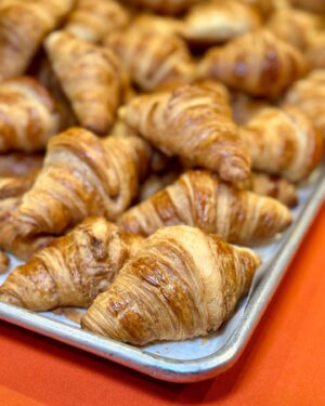 Jacques Torres Instagram - One of the best days of the year is here! The 97th Macy’s Thanksgiving Day Parade was truly magical, thank you @macys for having us serve breakfast, hot chocolate and @illy_us coffee this morning. #macysdayparade #LIVEHAPPilly