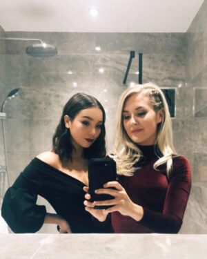 Jade Ma Instagram - Also the bathroom was pretty🤷‍♀️✨🖤🕷 (2/2) #blackwidow #wrapparty #grateful #may2020