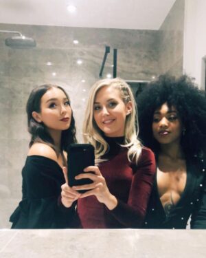 Jade Ma Instagram - Also the bathroom was pretty🤷‍♀️✨🖤🕷 (2/2) #blackwidow #wrapparty #grateful #may2020