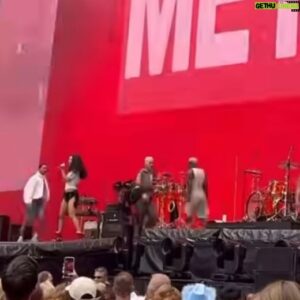 Jae Fusz Instagram - Being back on stage always feels like home ♥️

@mettenarrative you are a SUPERSTAR! 

@migzmigzmigz u smashed this show 🐐 👟 

Loved rocking it with @zachmolton @antoniospinelli.it @prnzwuzhere