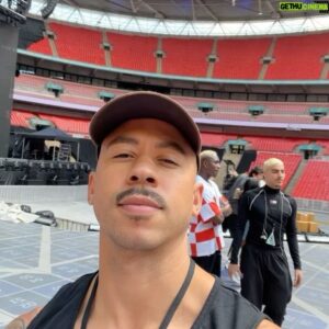 Jae Fusz Instagram - Being back on stage always feels like home ♥️

@mettenarrative you are a SUPERSTAR! 

@migzmigzmigz u smashed this show 🐐 👟 

Loved rocking it with @zachmolton @antoniospinelli.it @prnzwuzhere