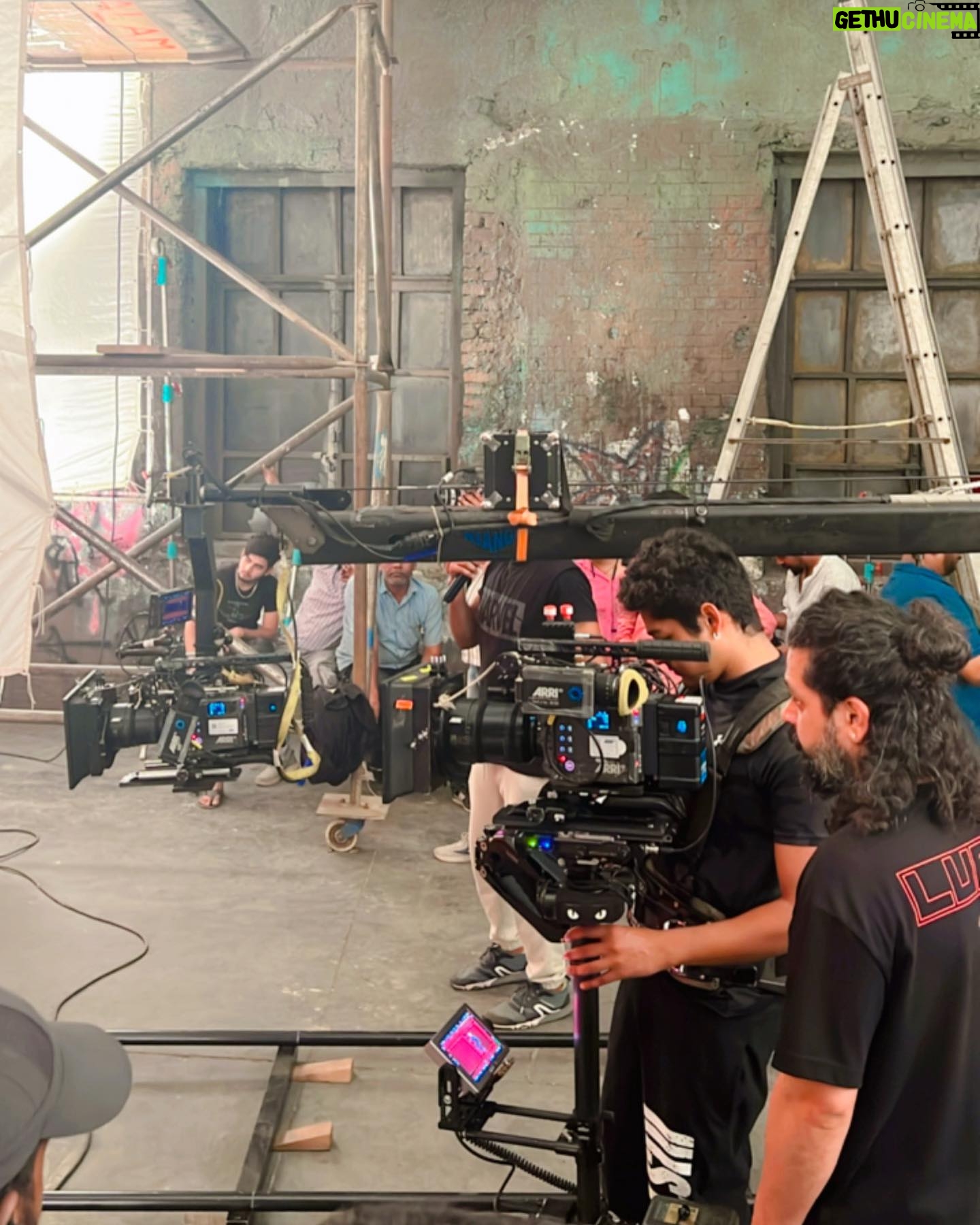 Jagdeep Sidhu - 5.3K Likes - Mukesh Mills, October 2009 .. ek last production assistant Malad to savere 4 waje chal da hai te apne directer, first ad , camera man , art director te hor creative team de members nu chak da hoya mukesh mill pahunch da eh . One channel V de ek show layi creatives nu eh location dikhoni c .. oss Assitent nu 2 k mahine hi hoye c production ch aaye .. eh location one aap v ni dekhi c ⦠par onu cha bhut c nava nava kam milan lagya c film line ch. kise nu v eh location pasand ni aayi .. kiniya galla , kiniya jhidka paiya directer to koi hisab hi ni c .... par onu location pasand aayi c so aaj one aap directer ban ke apni film Jatt & Juliet 3 da ganna shoot kita ethe .. believe in your dreams.. Baba sab de sufne pure kare ššš§æ ⦠#jj3 #dream