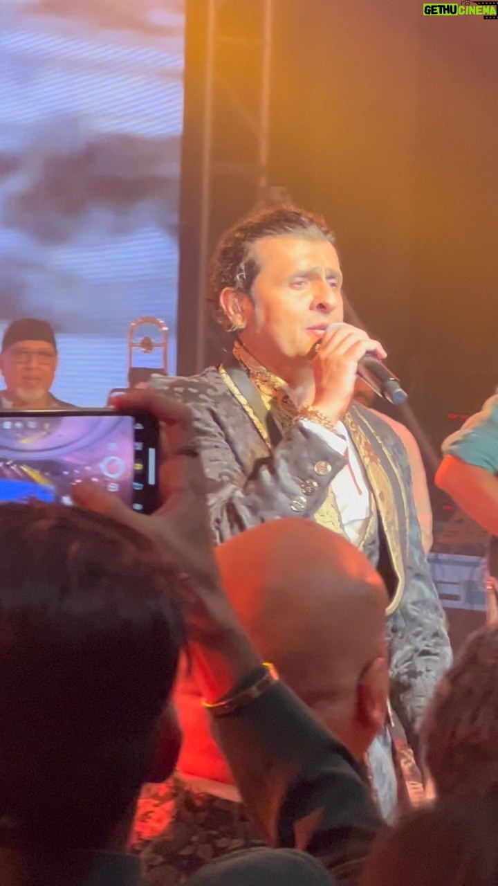 Jagdeep Sidhu - 9.3K Likes - This video is so overwhelming ❤️ … 30 saal ho ge shows londe … @sonunigamofficial enna wada kalakaar kise introduction da mohtaj ni hai … singing da essa koi gur ni hona jo aaunda na hove … stage di essi koi adha ni jo pata na hove fer v oh banda jo 10 saal de sonu nu lay ke turya c oh aaj v pura show onu monitor kar reha c side te khada ho ke …. Salaam 🫡 aa esse father nu @agamnigam …. te salaam aa esse put nu jo duniya jeet ke aaj v apne peo aage chhota hi reha … 🙌🙌🙌 .. aiven koi Sonu Nigam ni ban jaanda …. Jeevan lagde aa … 🙏😇 … essa samarpan lagda aa .. ❤️🔥 Baba sab de sufne pure kare 🙏🧿