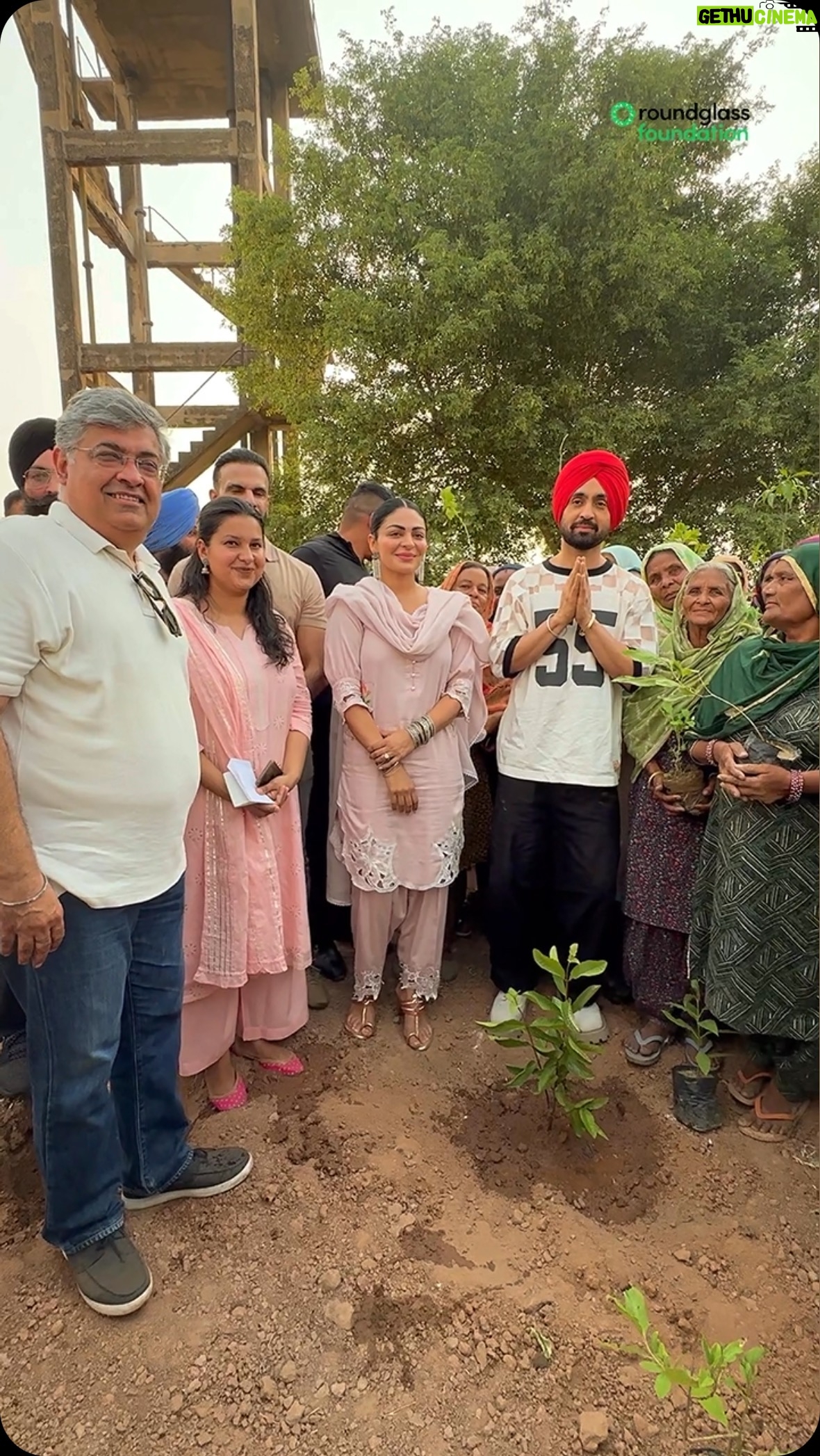 Jagdeep Sidhu - 11.4K Likes - What a beautiful day it was when the team of Jatt and Juliet 3 joined us in village Sekhan Majra and planted trees with us. We want to thank the Director @jagdeepsidhu3 ji from the bottom of our hearts for always believing in us and our vision. Your support has always encouraged us and inspired us to do better. The superstars of our hearts, @diljitdosanjh ji and @neerubajwa ji, thank you for taking the time out of your busy schedule and spreading far-reaching awareness about the need for planting trees just by your presence. May blessings keep coming to you. Heartfelt gratitude to @manmordsidhu ji, the Producer of Jatt and Juliet 3. May this movie break all previous records and be a blockbuster. We also want to thank the team for their generous donation. May God give you back many times over.
ਕੱਲ੍ਹ ਸਾਡੇ ਲਈ ਬੜਾ ਪਿਆਰਾ ਦਿਨ ਸੀ ਕਿਉਂਕਿ ਜੱਟ ਐਂਡ ਜੂਲੀਅਟ 3 ਦੀ ਟੀਮ ਨੇ ਪਿੰਡ ਸੇਖਨ ਮਾਜਰਾ ਆ ਕੇ ਸਾਡੇ ਨਾਲ ਬੂਟੇ ਲਗਾਏ। ਅਸੀਂ ਨਿਰਦੇਸ਼ਕ ਜਗਦੀਪ ਸਿੱਧੂ ਜੀ ਦਾ ਬਹੁਤ ਧੰਨਵਾਦ ਕਰਦੇ ਹਾਂ ਜਿਹਨਾਂ ਦਾ ਹੌਸਲਾ ਹਮੇਸ਼ਾ ਸਾਡੇ ਨਾਲ ਹੁੰਦਾ ਹੈ। ਸਾਰੇ ਸੁਪਰਸਟਾਰ ਦਿਲਜੀਤ ਤੇ ਨੀਰੂ ਜੀ ਬਾਰੇ ਤਾਂ ਕੀ ਹੀ ਕਹੀਏ, ਨਿਰਾ ਪਿਆਰ ਨੇ ਦੋਵੇਂ। ਸ਼ੁਕਰੀਆ ਆਪਣੇ ਰੁਝੇਵਿਆਂ ਵਿੱਚੋਂ ਸਮਾਂ ਕੱਢ ਕੇ ਪੰਜਾਬ ਨੂੰ ਹਰਿਆ ਭਰਿਆ ਬਣਾਉਣ ਦੇ ਸਾਡੇ ਸਫ਼ਰ ਵਿੱਚ ਸ਼ਾਮਲ ਹੋਣ ਲਈ। ਅਸੀਂ ਦੁਆ ਕਰਦੇ ਹਾਂ ਕਿ ਇਹ ਫਿਲਮ ਪਿਛਲੇ ਸਾਰੇ ਰਿਕਾਰਡ ਤੋੜੇ ਅਤੇ ਬਲਾਕਬਸਟਰ ਬਣੇ। ਟੀਮ ਵੱਲੋਂ ਸਾਡੇ ਮਿਸ਼ਨ ਲਈ ਦਿੱਤਾ ਭੇਟਾ ਸਾਡੇ ਲਈ ਬੇਸ਼ਕੀਮਤੀ ਹੈ ਅਤੇ ਸਾਡੀ ਅਰਦਾਸ ਹੈ ਕਿ ਰੱਬ ਤੁਹਾਨੂੰ ਦਿਨ ਦੁੱਗਣੀ ਰਾਤ ਚੌਗਣੀ ਤਰੱਕੀ ਦੇਵੇ।