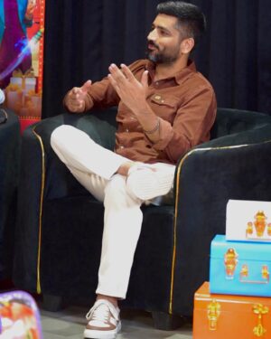 Jagdeep Sidhu Instagram - Hosted an interview for “ gaddi jandi ae chhalanga maardi “ .. Beautiful experience 🙂🙂 . Good luck team 🍀 @ammyvirk @binnudhillons @jasminbajwa22 @itsmahisharma @jaswinderbhalla @manmordsidhu @whitehillmusic . #28september #cinemanearyou