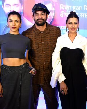 Jaideep Ahlawat Instagram - Glitz and glam under the stars! ✨

We celebrated #TheBrokenNews2 premiere with a star-studded night alongside ZEE5 CBO @manish_kalra_. 

Don't miss the new season, dropping May 3rd only on #ZEE5!

#TheBrokenNewsS2OnZEE5

@iamsonalibendre @jaideepahlawat @shriya.pilgaonkar @indraneilsengupta @sanjeeta11 @taarukraina @geetikavidya @suchipillai @aksya0beroi @dinkersharmaa @gosamm @deepali31 @chaiwithrai @tiwari_tripathi_saurav @vinaywaikul @somenewbits @idhar_se_photo @nikhil_kovale @apurvavb @sachinfido @gaurav_agg @adityapushkarna @sanal.george @bbcstudiosindia @sukhmanisadana @castingdagar @zee5global