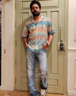 Jaideep Ahlawat Instagram - Ready for Archies … Are you !?!? 💥💥💥

Vouching for my costar @agastya.nanda. 

Can’t wait to watch the Magic on screen by amazing story teller @zoieakhtar ❤️💥❤️

#netflix 
Styled by - @bhumishah94 
Assisted by - @ayushigala__
Shoes - @dmodotofficial 
Accessories - @inoxjewelryin
