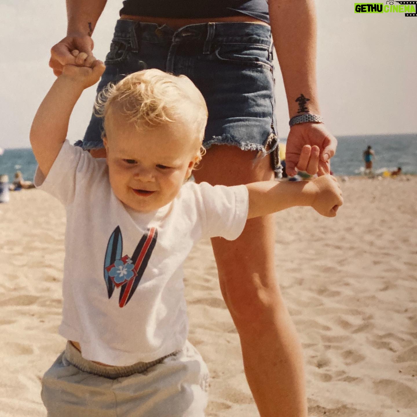 Jaime Bergman - 1.5K Likes - #fbf The countdown begins for my beach baby to come home! @jadenrboreanaz #alliwantforchristmasisyou š š
š²