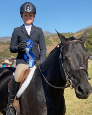 Jaime Bergman Instagram - Winning first blue competing on her new BFF in their first show together as a team!  Great job Bella 🍬💙🥇#pony