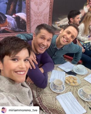 Jaime Cantizano Instagram - De mesa camilla Posted @withregram • @miriammoreno_tve Mesa camilla como forma de vida ✨Hay unas cuantas que se me han grabado a fuego 🔥 Esta será una de ellas, sin duda ❤️#Mañaneros