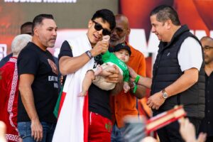 Jaime Munguia Instagram - ¿Qué les pareció el gordo dando entrevistas? 
¡Puro Team Munguia! 
.
.
.
.
.
.
Gracias @lucasnoonan  por las fotos.