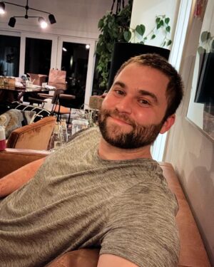 Jake Borelli Instagram - 🐝✂️