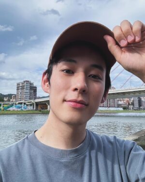 Jake Hsu Instagram - 潛水過久，終於在端午節隨著劃過水面的龍舟們浮上來換氣🫧連續三年來河邊搖旗吶喊擊掌歡呼，支持的隊伍今年奪下名次了！！我本人也再次順利獲得破鑼嗓，破鑼嗓是看龍舟必須（我的聲音教練讀到這裡摔手機了）

祝福各位端午節快樂，粽粽粽粽！🐲

揮手向下（哺嚕哺嚕🤿🫧）