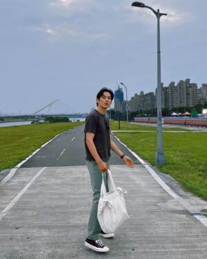 Jake Hsu Instagram - 劇組夥伴講起，才發現對耶春分來了。確實地享受了這個節氣，踏了很多地方，近日分享。好享受抓住涼快季節的尾巴，還吃了太陽蛋，希望帶來好運！ @7th_island
