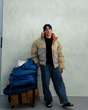 Jake Hsu Instagram - 新年快樂！🎆 旅日的小妹告訴我可以說：あけおめ！（是這麼用嗎？）

緊抓冬天的尾巴，爆吃了火鍋，在火鍋芋頭這一戰，翻了不少友誼的小船！請原諒我！ごめんなさい🙇🏻‍♂️！但我會放芋頭的！！

於此同時也確確實實地成為一顆馬鈴薯，看了一大堆海賊王之外，新劇目前看到第四集，我實在很害怕會不會今晚不睡了！

現在只求開工的時候戲服還穿得下，抖抖，我抖抖，戲服的釦子抖抖抖;ʘ‿ʘ

（just in case 各位問起為什麼我會在現場拉著推車，我也不知道耶，咦！）