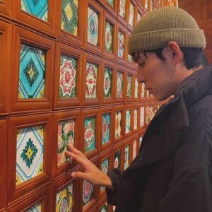 Jake Hsu Instagram - 我最愛的十二月走到尾聲了，今天聖的是自己的誕了。今年很奢侈的去了兩趟旅行，很珍惜地在過十二月的每一天。很珍惜地逛京阪神找到的每一家小店，吃到的每一份餐點。我最喜歡參訪有歷史痕跡的城市，也很愉快的在雞肉飯馬拉松吃下每一碗雞肉飯，很多人說我沒吃到的那家最好吃！（許多人表示就是三禾，請各位務必還是要告訴我哪一家最好吃！

明明告別二十代已經是兩三年前的事情，但怎麼還是覺得像昨天一樣！不過趁著有力氣，懷抱幹勁的過著每一年也不錯。除了戲劇工作持續努力之外（即將問世的《商魂》及《妳是我的姐妹》還請務必收看），今年的挑戰，有以驚嘆號結束的驚奇之旅，也有非常快樂的特派任務，我很感謝。

我希望明年繼續是一個充滿挑戰的一年，我會像勇者一樣再次從初心者村出發，一路召集夥伴，直至挑戰魔王。（雖然一月初馬上就有已知的魔王要襲來ʘ‿ʘ;

我希望明年的自己一樣好奇、熱情、勇敢，一樣雅撒蜥蜴（やさしい）。一樣目光如炬帶自己去想去的地方，同時一樣記得看沿途風景。生日快樂！新年快樂！また来年！