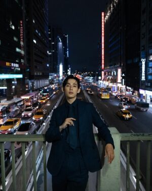 Jake Hsu Instagram - 在夜晚的城市迷走，雖然抬頭看不到星星，但四周滿是商家燈火。過路的車燈也像星星般閃耀，每一個光點都在告訴我一個故事。我選了Ralph Lauren Purple Label 來迎接我的春夏。

靈感來了，夜晚的魔法讓我的思緒跳耀，我連接起一些故事，也想到讓未來的角色在街邊起舞。台北還是很浪漫的嘛。

—

Ralph Lauren 紫標系列在北部的第一間精品店就在板橋大遠百，現在北部也可以買到到Ralph Lauren 紫標商品喔！

@ralphlauren 
#RalphLauren
#RalphLaurenTW 
#RLPurpleLabel