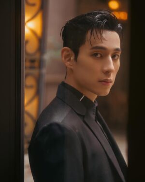 Jake Hsu Instagram - 金馬特派員PART II ：金馬獎入圍午宴🐎

金馬特派員很快樂，責任也重大，今年是繼金馬58之後再次看完所有入圍電影，在午宴跟入圍者暢聊，非常非常愉快。好幾部我狂愛的影片上映中，敬請看爆，這個週末大家準備要去看哪部電影呢？

任務結束之後，就是一年之中最喜歡的十二月了！計畫要扎實地放一個長假，要去幾個未曾造訪的地方，非常非常時期，還跟不同時間出發的朋友約好了在環球影城集合！（畫風匹變圖文不符望海涵）（希望朋友帶著瑪利歐手錶來🤩）（咦！）

髮型 @juntsai__ 
化妝 @sovenhomuha 
服裝 @apujan 
攝影 @fina_laqinakayalrurhzyal