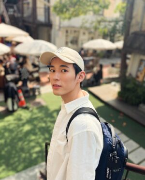 Jake Hsu Instagram - 台中👏🏼

探訪了幾處每次去都很喜歡的景點，依然喜歡。抽了個小籤，上頭寫著：願望會實現（如果我的日文看錯了請指正我！），大吉！午餐跟晚餐都很好吃，尤其這家咖哩飯真的是我的心頭愛，為了避免以後大排長龍就不告訴大家了（但偷偷透過水杯還是把愛店說出來）。

把下午泡在漫畫博物館裡，很美好，還推薦了同行夥伴（沒錯又是小嵐姊姊）我非常喜歡的台灣漫畫《神明便利商店》，有在經營神明相關題材Podcast的她果然她非常喜歡，喜歡到直衝台中的書店買了兩本帶回來，在此向宇宙許願，如果有幸的話我想演財神（！）