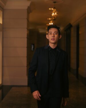 Jake Hsu Instagram - 金馬特派員PART II ：金馬獎入圍午宴🐎

金馬特派員很快樂，責任也重大，今年是繼金馬58之後再次看完所有入圍電影，在午宴跟入圍者暢聊，非常非常愉快。好幾部我狂愛的影片上映中，敬請看爆，這個週末大家準備要去看哪部電影呢？

任務結束之後，就是一年之中最喜歡的十二月了！計畫要扎實地放一個長假，要去幾個未曾造訪的地方，非常非常時期，還跟不同時間出發的朋友約好了在環球影城集合！（畫風匹變圖文不符望海涵）（希望朋友帶著瑪利歐手錶來🤩）（咦！）

髮型 @juntsai__ 
化妝 @sovenhomuha 
服裝 @apujan 
攝影 @fina_laqinakayalrurhzyal