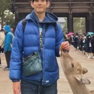 Jake Hsu Instagram - 日本之旅來到最後一段，充滿熱情與活力的大阪。還去了奈良造訪東大寺，附近的鹿群非常可愛，有一隻在我拍照時偷吃了鹿仙貝，我把她取名為塔杯鹿。（我很希望這個諧音笑話能被理解，拜託了）

另外，環球影城太棒了，無法言喻，不管我平常是多麼冷靜的一個人（有嗎？），在環球影城遊行途經面前時，所有的童心都會被召喚出來，為心愛的角色歡呼吶喊的時候，澎湃得不得了！

這趟旅行非常非常愉快，我還會再來！

今日の文章が難しすぎて、書けません。ごめんなさい！🙇🏻‍♂️

奈良で、私はシカせんべいが大好きな鹿に出会いました。彼の名前を「食べる」としました！（鹿の中文の発音は「る」です）

日本は非常に美しい国です。すごく好きです。また来ます！では、次回お会いしましょう！