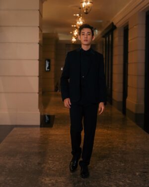 Jake Hsu Instagram - 金馬特派員PART II ：金馬獎入圍午宴🐎

金馬特派員很快樂，責任也重大，今年是繼金馬58之後再次看完所有入圍電影，在午宴跟入圍者暢聊，非常非常愉快。好幾部我狂愛的影片上映中，敬請看爆，這個週末大家準備要去看哪部電影呢？

任務結束之後，就是一年之中最喜歡的十二月了！計畫要扎實地放一個長假，要去幾個未曾造訪的地方，非常非常時期，還跟不同時間出發的朋友約好了在環球影城集合！（畫風匹變圖文不符望海涵）（希望朋友帶著瑪利歐手錶來🤩）（咦！）

髮型 @juntsai__ 
化妝 @sovenhomuha 
服裝 @apujan 
攝影 @fina_laqinakayalrurhzyal