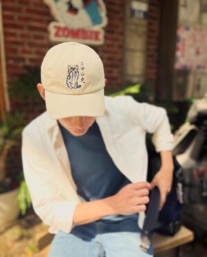 Jake Hsu Instagram - 台中👏🏼

探訪了幾處每次去都很喜歡的景點，依然喜歡。抽了個小籤，上頭寫著：願望會實現（如果我的日文看錯了請指正我！），大吉！午餐跟晚餐都很好吃，尤其這家咖哩飯真的是我的心頭愛，為了避免以後大排長龍就不告訴大家了（但偷偷透過水杯還是把愛店說出來）。

把下午泡在漫畫博物館裡，很美好，還推薦了同行夥伴（沒錯又是小嵐姊姊）我非常喜歡的台灣漫畫《神明便利商店》，有在經營神明相關題材Podcast的她果然她非常喜歡，喜歡到直衝台中的書店買了兩本帶回來，在此向宇宙許願，如果有幸的話我想演財神（！）