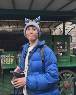 Jake Hsu Instagram - 日本之旅來到最後一段，充滿熱情與活力的大阪。還去了奈良造訪東大寺，附近的鹿群非常可愛，有一隻在我拍照時偷吃了鹿仙貝，我把她取名為塔杯鹿。（我很希望這個諧音笑話能被理解，拜託了）

另外，環球影城太棒了，無法言喻，不管我平常是多麼冷靜的一個人（有嗎？），在環球影城遊行途經面前時，所有的童心都會被召喚出來，為心愛的角色歡呼吶喊的時候，澎湃得不得了！

這趟旅行非常非常愉快，我還會再來！

今日の文章が難しすぎて、書けません。ごめんなさい！🙇🏻‍♂️

奈良で、私はシカせんべいが大好きな鹿に出会いました。彼の名前を「食べる」としました！（鹿の中文の発音は「る」です）

日本は非常に美しい国です。すごく好きです。また来ます！では、次回お会いしましょう！