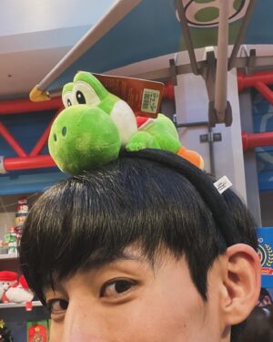 Jake Hsu Instagram - 日本之旅來到最後一段，充滿熱情與活力的大阪。還去了奈良造訪東大寺，附近的鹿群非常可愛，有一隻在我拍照時偷吃了鹿仙貝，我把她取名為塔杯鹿。（我很希望這個諧音笑話能被理解，拜託了）

另外，環球影城太棒了，無法言喻，不管我平常是多麼冷靜的一個人（有嗎？），在環球影城遊行途經面前時，所有的童心都會被召喚出來，為心愛的角色歡呼吶喊的時候，澎湃得不得了！

這趟旅行非常非常愉快，我還會再來！

今日の文章が難しすぎて、書けません。ごめんなさい！🙇🏻‍♂️

奈良で、私はシカせんべいが大好きな鹿に出会いました。彼の名前を「食べる」としました！（鹿の中文の発音は「る」です）

日本は非常に美しい国です。すごく好きです。また来ます！では、次回お会いしましょう！