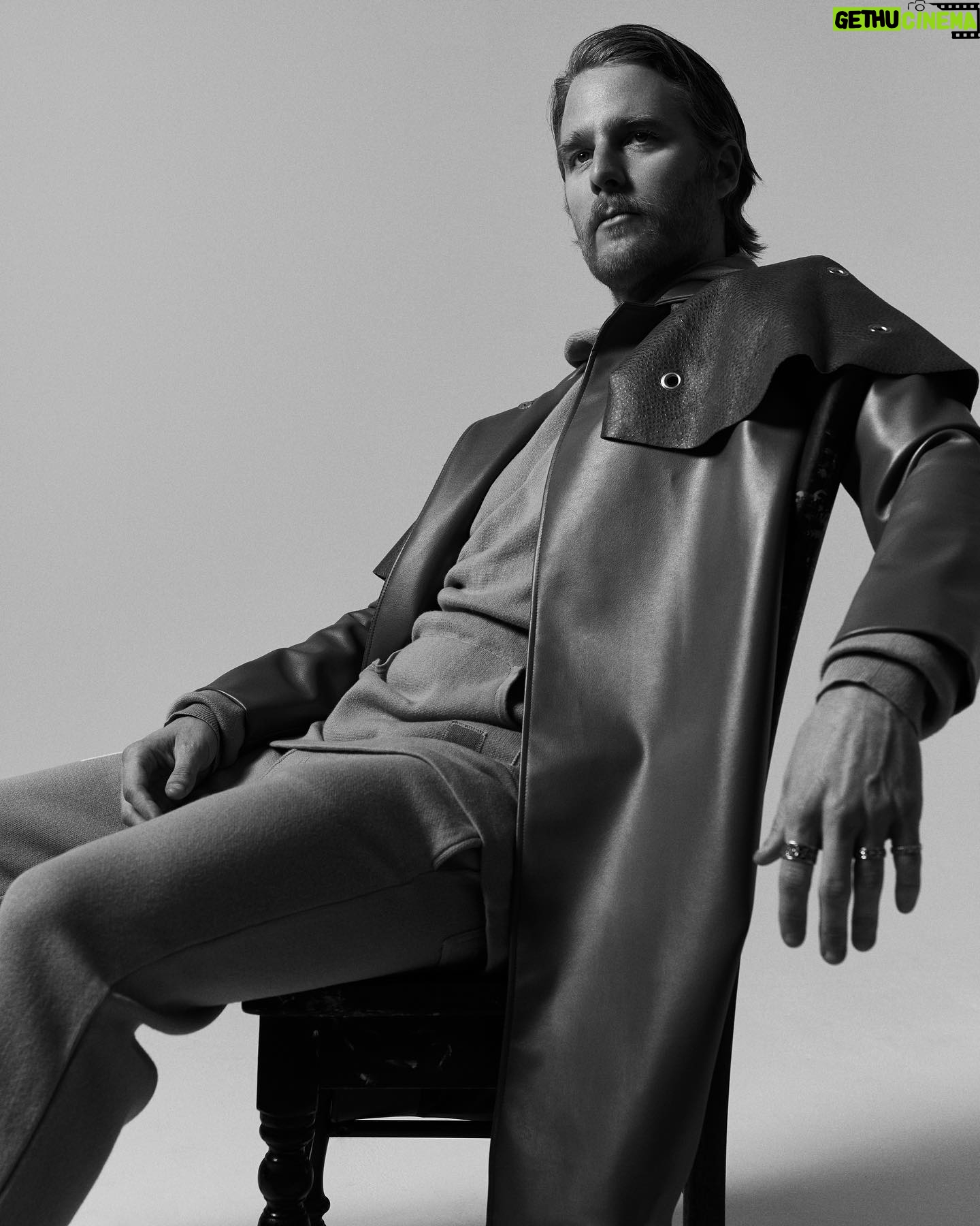 Jake McDorman - 9.1K Likes - Cover Girl 💅🏼 @photobookmagazine
📸 @ben_cope
🧵 @erinkobrin
💄 @rpromakeupartist
🎨 @alarcn.daniel
✍🏼 @jessica_bally
Link in story