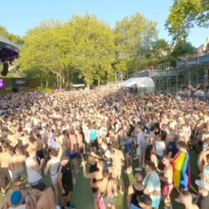 Jake Resnicow Instagram - THANK YOU for making history with us - the first ever Pride in Central Park 🌈 

Special thanks to @purple_disco_machine @parishilton @bobsdanceshop @danielsl8r   surprise performances by @kimpetras @theebillyporter @aqua.dk and my Mom who overcame so much to be there for this moment 🙏 Especially grateful to my team and everyone behind the scenes that helped bring the magic to life ❤️