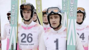 Jakub Kohák Instagram - Když máme tu zimu na krku, tak zde věším několik letitých zimních spotů ze zimní @tmobile_cze kampaně. Tenkrát, děti, trénoval náš nároďák ve skocích na lyžích Zadar Volanič. Bylo zábavné ho hrát i režírovat 🎥⛷️✌🏻 @janstastny @ondrejhubl @viks.custom.culture @pan_jaros @honzamudra203 @vojtakotekoff @pbgdavid @lukaspavlasek @stink.prague #zadar #skokynalyzich #ad #reklama #datanfofric #prtkojistic #uwefilter #takyjakonakasi @auajeminen #skluzantavic #kvalitnebufe #silnenoge #pojdmihop