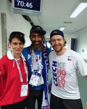 Jakub Kohák Instagram - Včera začalo hokejové MS v Praze. Tato série snímků je z toho posledního v roce 2015, kdy jsme před semifinále chillovali se @sidneycrosby3xcupws a @jakub_voracek_ 
Já navíc vyrobil svoji první a poslední ceduli v životě a na závěr je snímek z Kozičky, kde měla Kanada svůj záložní domov 🤣⚒️😎👍🏻🏒 Zajímavé je také moje modré tričko PLAY ME OR TRADE ME, které mi tenkrát bylo - dnes ho nosí můj 14ti letý syn 🙌🏻😌🌟 #hockey #worldchampionship #puking #tous #coasttocoast #playmeortrademe #goal @bauerhockeyczech @novotnyigor @baramudrova #zakazaneuvolneni #hakovani #kohakovani