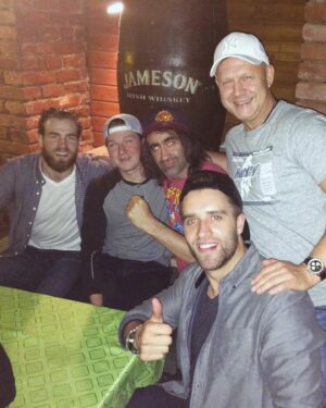 Jakub Kohák Instagram - Včera začalo hokejové MS v Praze. Tato série snímků je z toho posledního v roce 2015, kdy jsme před semifinále chillovali se @sidneycrosby3xcupws a @jakub_voracek_ 
Já navíc vyrobil svoji první a poslední ceduli v životě a na závěr je snímek z Kozičky, kde měla Kanada svůj záložní domov 🤣⚒️😎👍🏻🏒 Zajímavé je také moje modré tričko PLAY ME OR TRADE ME, které mi tenkrát bylo - dnes ho nosí můj 14ti letý syn 🙌🏻😌🌟 #hockey #worldchampionship #puking #tous #coasttocoast #playmeortrademe #goal @bauerhockeyczech @novotnyigor @baramudrova #zakazaneuvolneni #hakovani #kohakovani