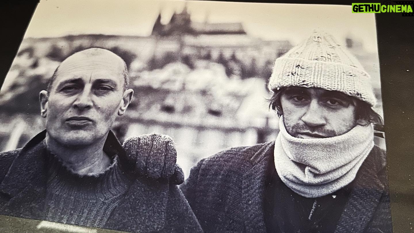 Jakub Kohák - 876 Likes - Už je to víc než 20 let, kdy jsem natočil tento spot. Hlavní roli v něm ztvárnil Pavel Zajíček, jedna z hlavních postav undergroundu, signatář charty 77, básník, výtvarník, umělec. Od chvíle, kdy se naše hotové dílko poprvé promítlo, se mi změnil život - otevřela se mi cesta do světa. Navíc jsme ve střižně jen tak pracovně nasadili skladbu od Radiohead, ale protože oni svoji hudbu do reklam zásadně neposkytují, začala se skládat i hudba speciálně pro náš spot. Ovšem.....v mezičase jsme jim to zkusili "jen tak" poslat....a oni vzkázali, že udělají jednou v životě výjimku - a skladbu "Everything in Its Right Place" nám dali zadarmo. A tak jsme měli hudby dvě. Sami posuďte, která je lepší.
Spot pro Karlův Most se také objevil v knize Dějiny reklamy, do níž se dostali jen dva češi - oba na J.K - Jiří Kolář a já. To hlavní si ale nechávám na konec - vím, že bez Pavla by výsledek takový nebyl. Dlouho přemýšlel, zda do toho jít. Nakonec to udělal. A také proto jsem dnes tam, kde jsem. Za vše s pokorou děkuji. Pavel Zajíček 15.4.1951 - 5.3.2024 🖤