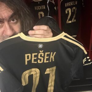 Jakub Kohák Instagram - AC SPARTA PRAHA oslavila 130 let a k tomuto krásnému jubileu natočila spot, do kterého mě přizvala, coby herce - doktora. Malinko jsem váhal, protože se jistě najdou tací, kteří mě nemají v lásce, ovšem když tě povolá Sparta - tak prostě musíš! Díky, spot se povedl, gratuluji tvůrcům i dalším účinkujícím, rovněž díkx za to, že jsem mohl být u toho - a Tobě Sparto přeji jen to nejlepší - ať nás těšíš navěky 🙏🏻⚒️🔥🏆⚽️⭐️⭐️⭐️ @acsparta_cz @lkrejci_ @t7.official @jakubpesek @panakfilip @lukasharaslin27 #genacs #37 #letensti