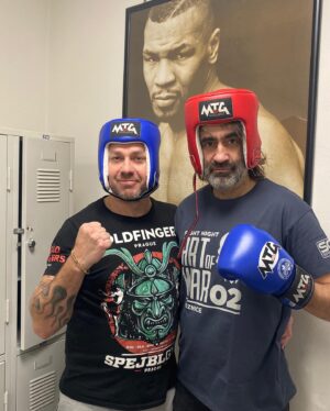 Jakub Kohák Instagram - Vánoční zastavení v divadle Spejbla a Hurvínka. Do lapů jsme nalapali, do pytlů nakopali a dobrou vůli spolu měli 🥊 @spejblfighter @patrik_zadera @tadyonee @spejbl_gym_prague #klucizespejblu #s h #muaythai #lowkick #highkick #loketzvokna