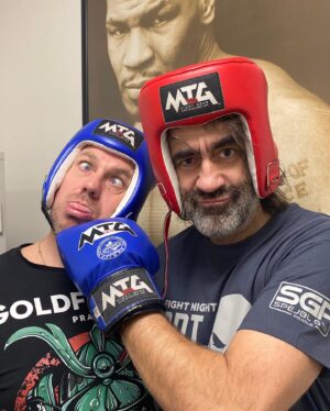 Jakub Kohák Instagram - Vánoční zastavení v divadle Spejbla a Hurvínka. Do lapů jsme nalapali, do pytlů nakopali a dobrou vůli spolu měli 🥊 @spejblfighter @patrik_zadera @tadyonee @spejbl_gym_prague #klucizespejblu #s h #muaythai #lowkick #highkick #loketzvokna