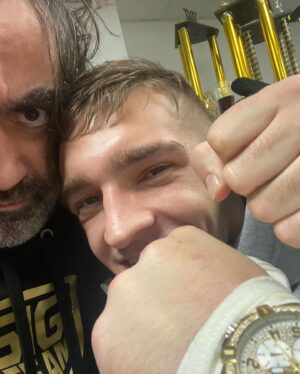 Jakub Kohák Instagram - Vánoční zastavení v divadle Spejbla a Hurvínka. Do lapů jsme nalapali, do pytlů nakopali a dobrou vůli spolu měli 🥊 @spejblfighter @patrik_zadera @tadyonee @spejbl_gym_prague #klucizespejblu #s h #muaythai #lowkick #highkick #loketzvokna