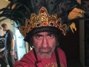 Jakub Kohák Instagram - Na sklonku loňského roku jsem měl tu čest pokřtít nové album Jany URIEL Kratochvílové & Illuminati.ca, k čemuž mě nominoval fenomenální hráč na bicí nástroje - Jirka Hrubeš 🙏🏻 Byl to skvělý večer, nějaký čas jsem se pohyboval v meziprostoru, jsem už ale bezpečně zpátky 😁✳️🪯🈺🈳